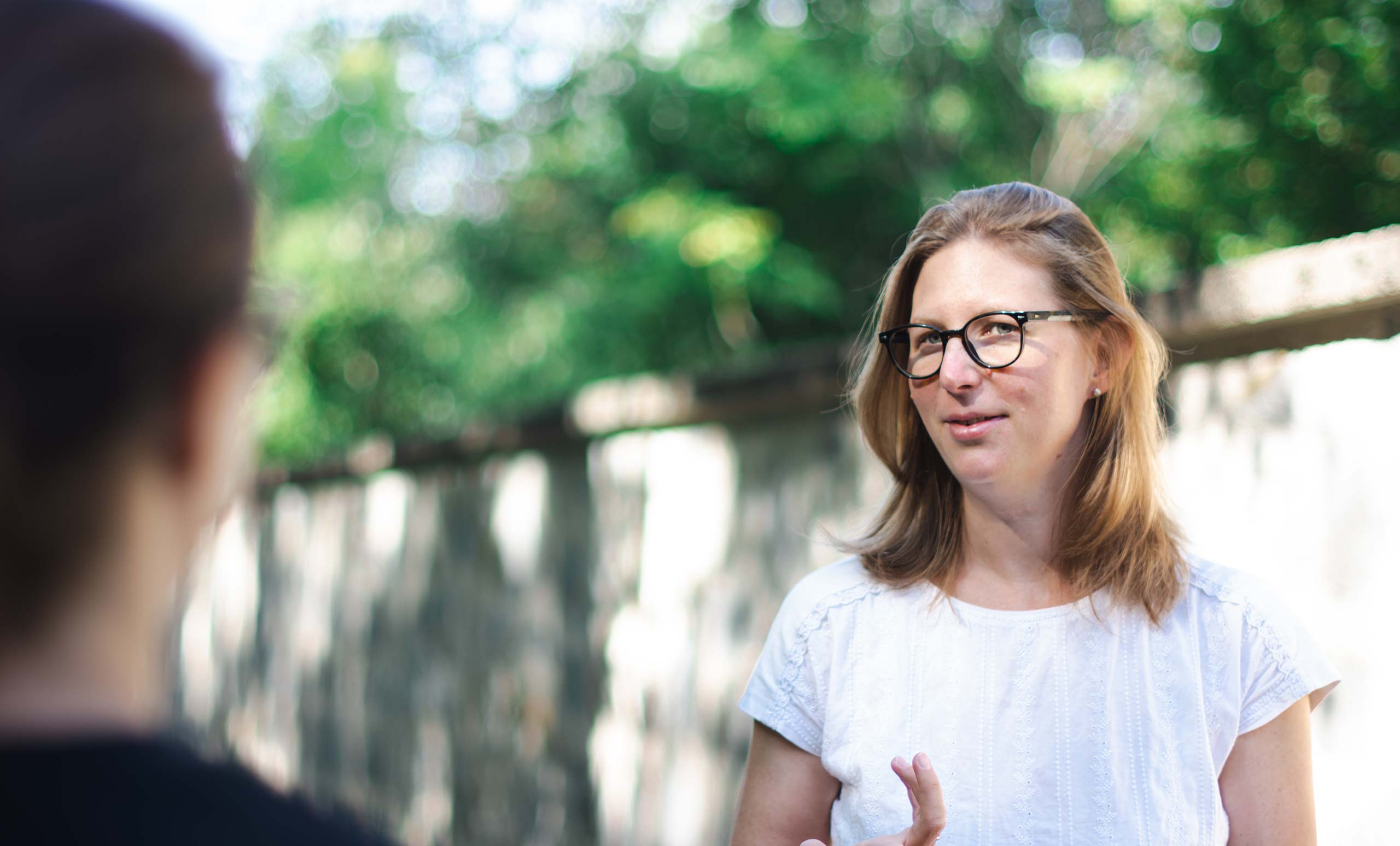 Hanna Scharf spricht mit Frau