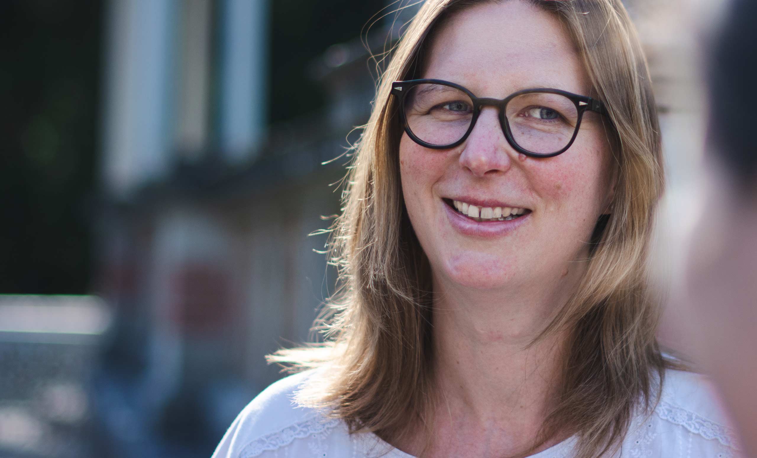 Hanna Scharf lächelt freundlich in die Kamera