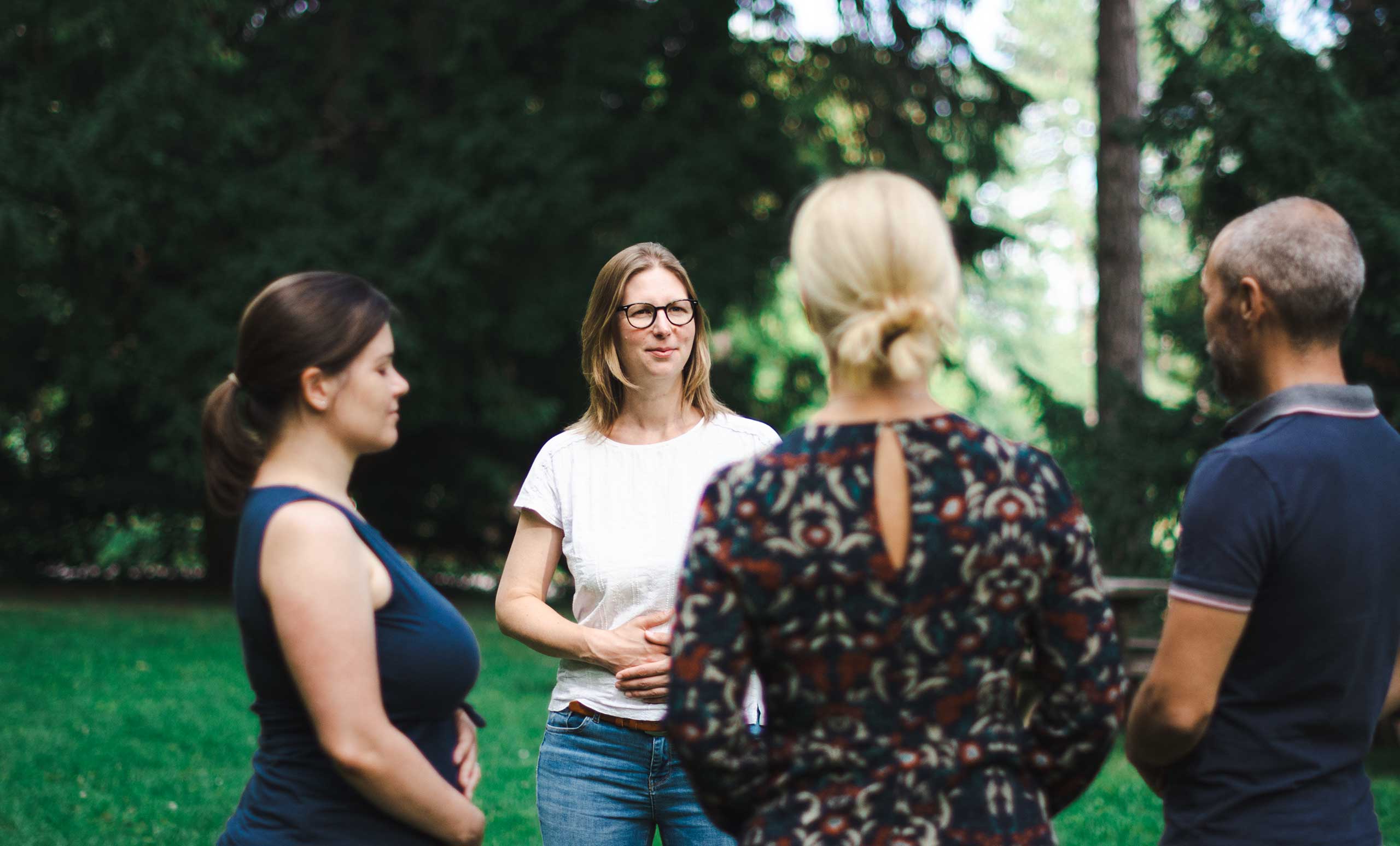 Hanna Scharf arbeitet mit Gruppe