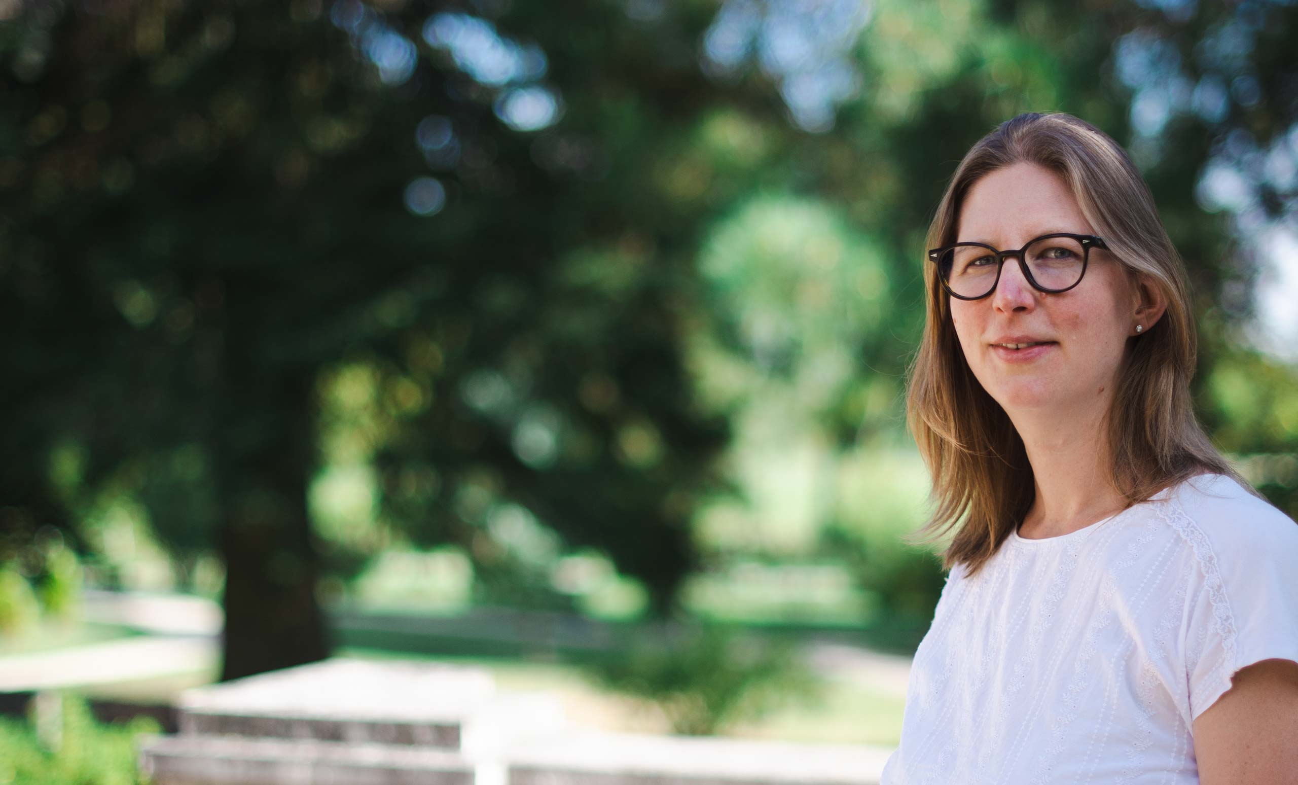 Hanna Scharf im Vordergrund, Bäume im Hintergrund